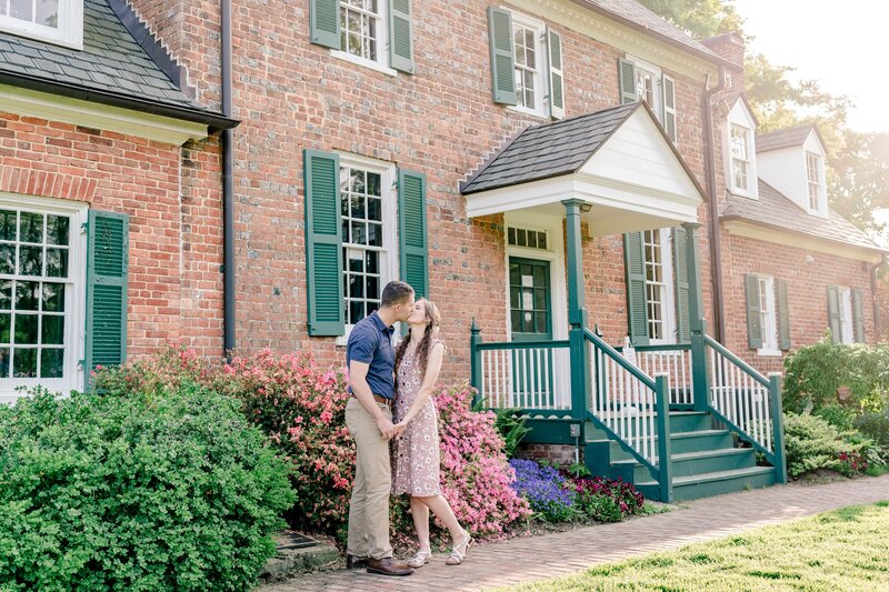 colorful-spring-garden-engagement-in-virginia-00021