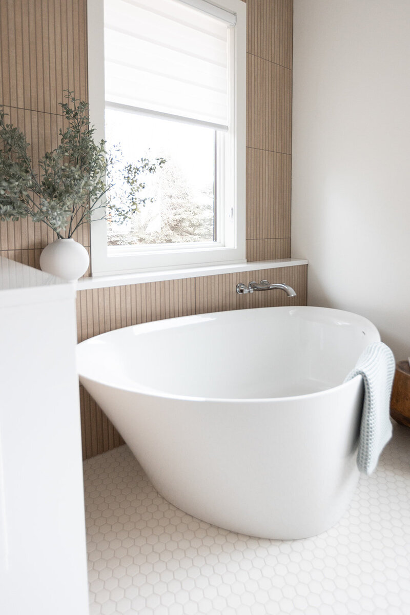 michele rosenboom design clean country renovation bathrub with window and white blind