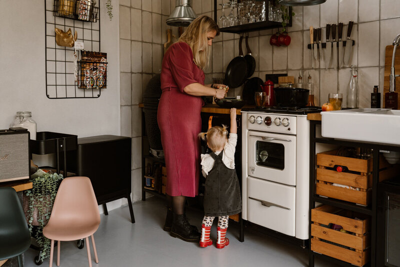 gezinssfoto in de keuken fruit snijden en poffertjes bakken mama en dochter