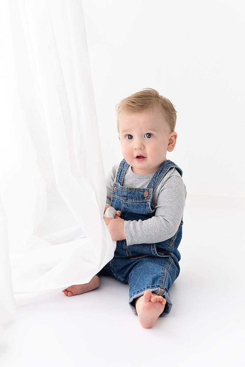 baby zittend in de fotostudio in Zaanstad