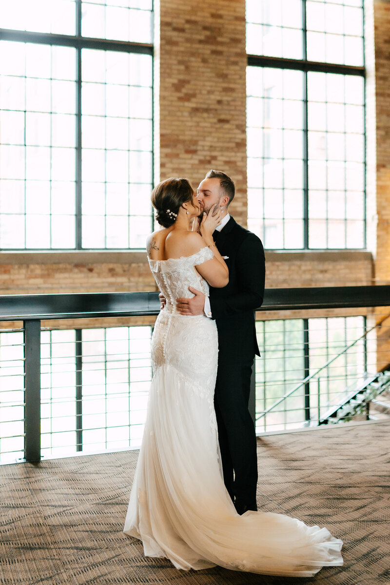 thewildphern-new-vintage-place-winter-wedding-grand-rapids-michigan-kira-matt-1