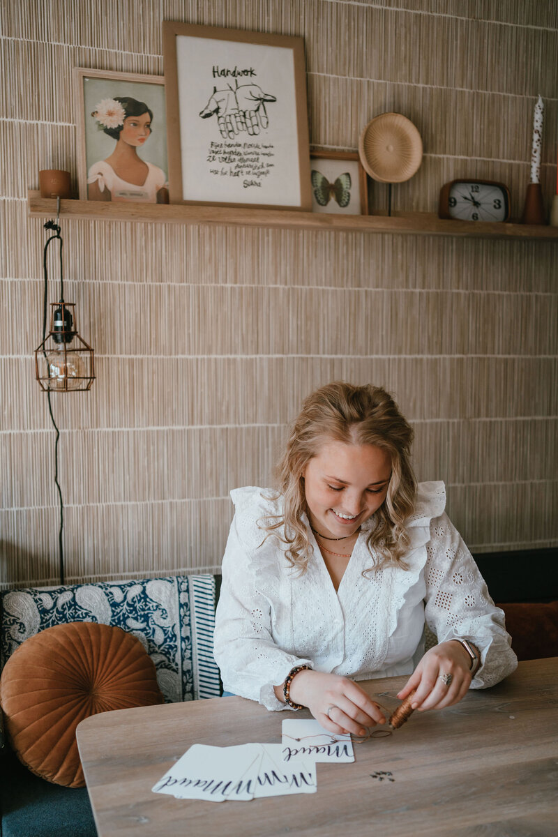 Marith van Maartjekaartje zet geboortekaarten in elkaar