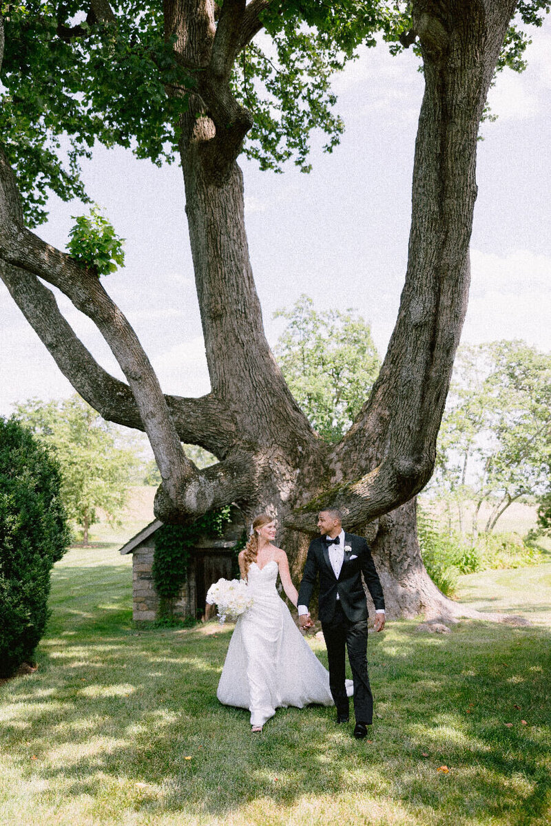 Experience rustic and elegant style at the Glenstone Gardens in Virginia, celebrating love in a glamorous wedding.