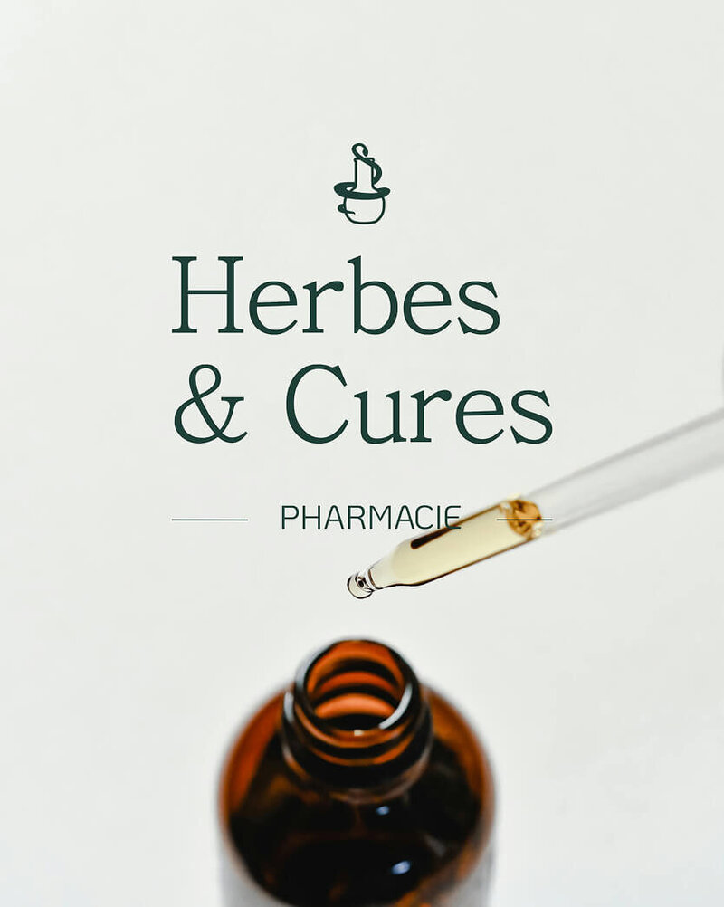 Maquette de présentation de l'identité visuelle de Herbes & Cures, qui représente le logo vertical de la marque sur une image d'un sérum de la pharmacie.