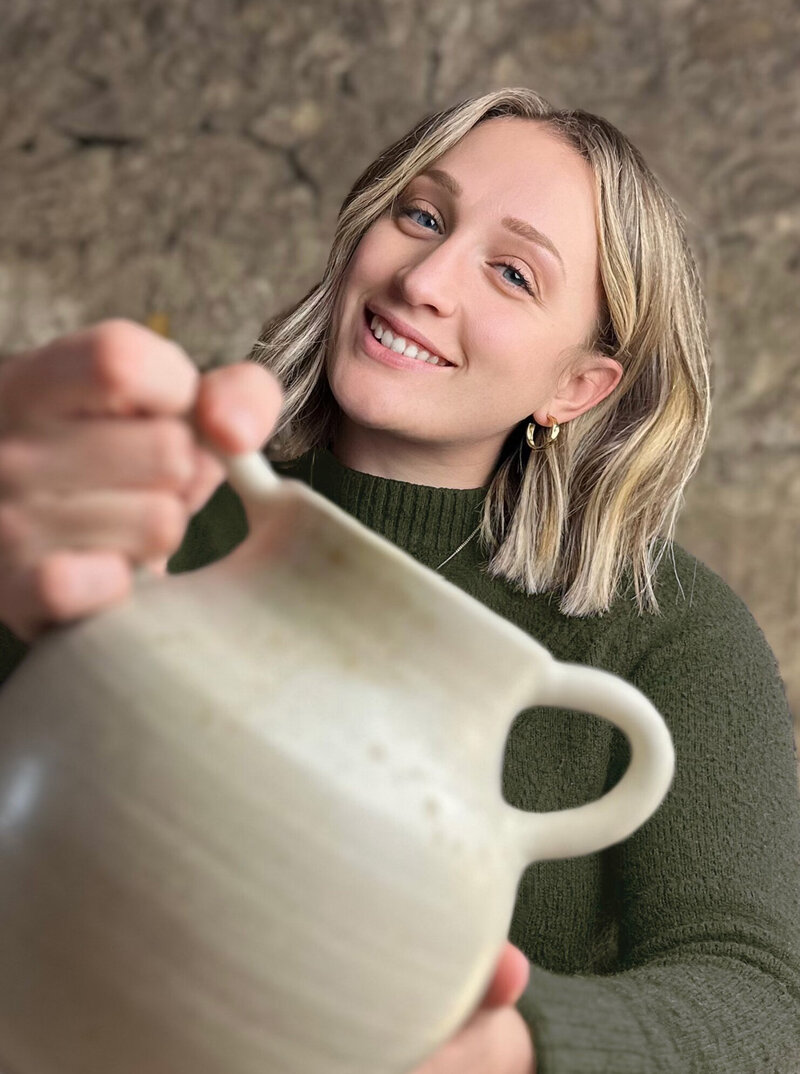 Manon fondatrice Maison Marcorelle avec vase à anse fabriquee dans atelier de ceramique artisanale français