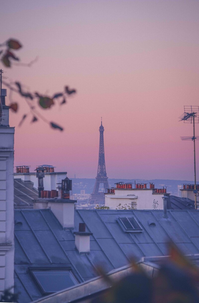 Vue sur la tour Eiffel au lever du soleil depuis les toits de Montmartre, photo The Helloday.