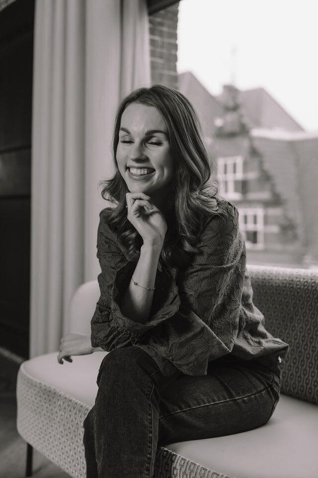 Portretfoto van Rianne, gespecialiseerd in strategische ondersteuning en het creëren van rust voor haar opdrachtgevers.