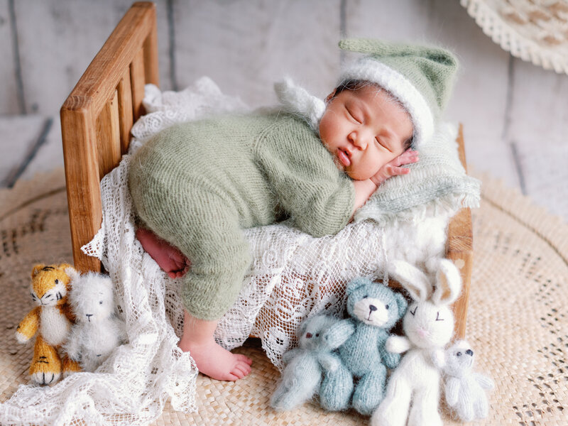 Bebe Naissance dort sur lit pose