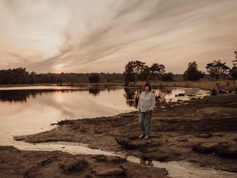 Vrouw aan het water tijdens zonsondergang