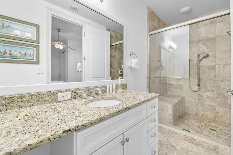 12-web-or-mls-118 Carillon Market St 102-19