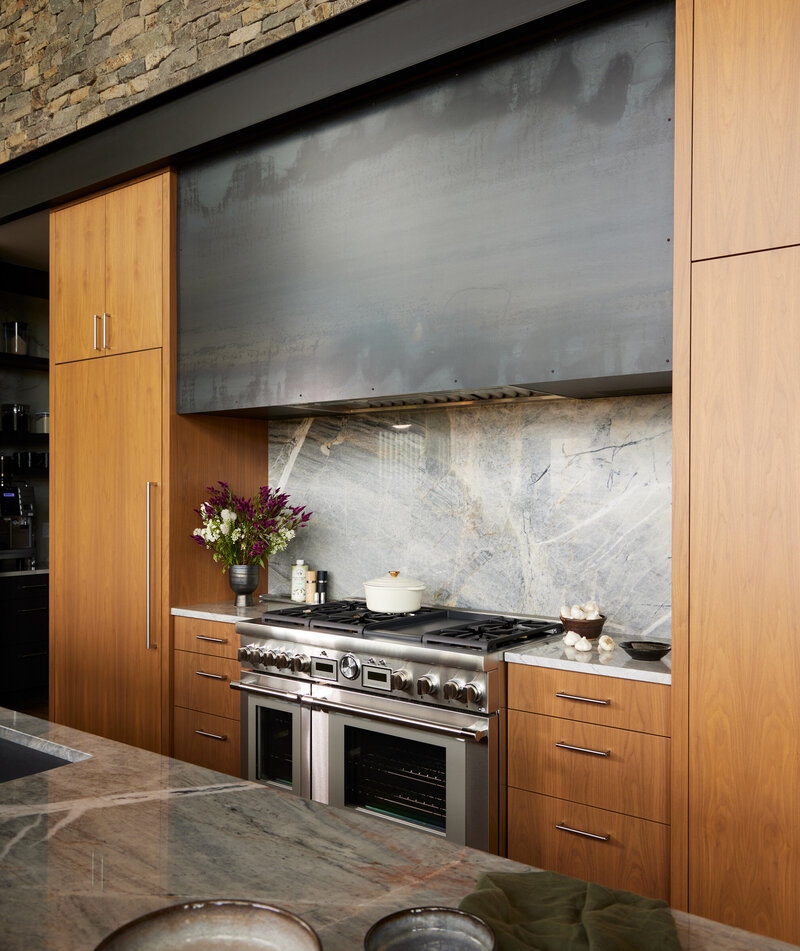 modern-custom-kitchen-luxury-slab-backsplash-steel-white-oak