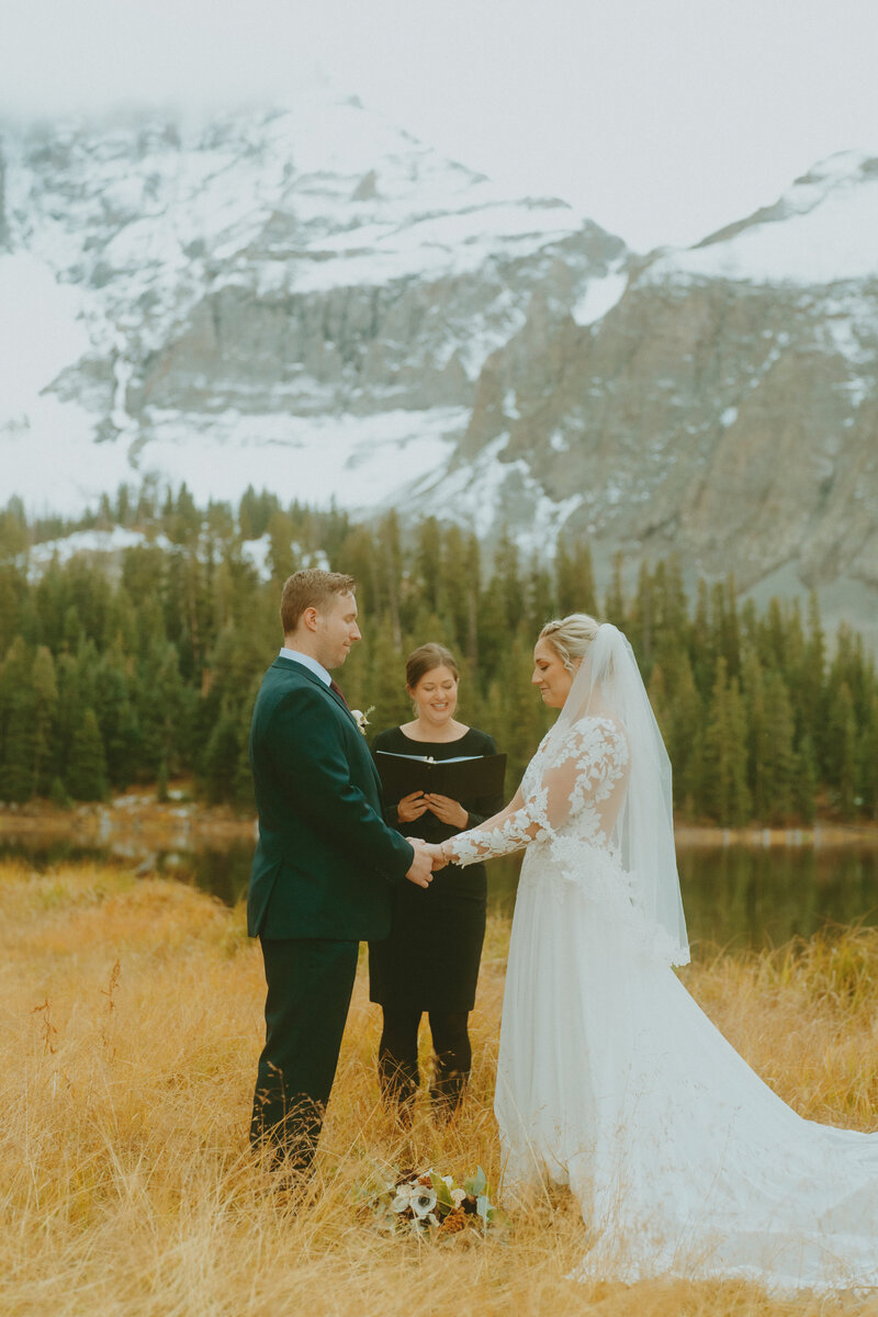 couple eloping at lake in telluride