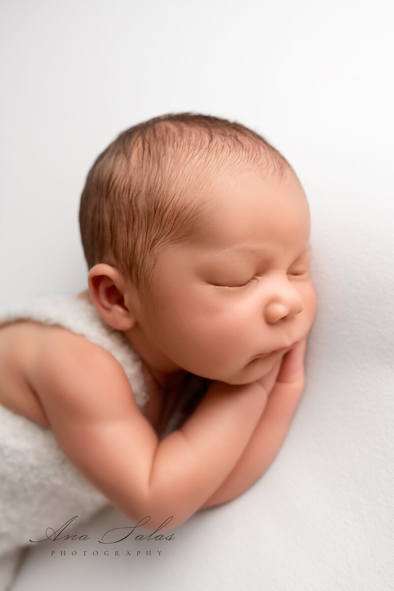 About me. Meet Ana, your newborn, maternity and cake smash photographer.