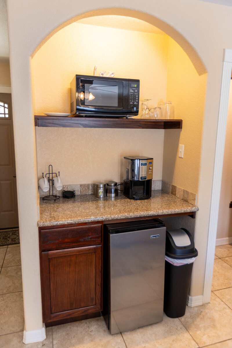 Kitchenette in wimberley inn