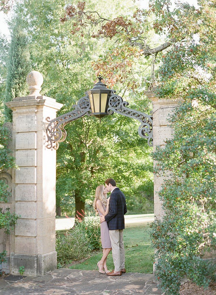 tulsa-wedding-photographer-engagement-session-at-the-philbrook-museum-laura-eddy-photography_0012