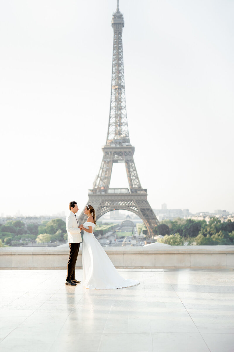 Bridal photoshoot at the Eiffel Tower Pronovias dress couple