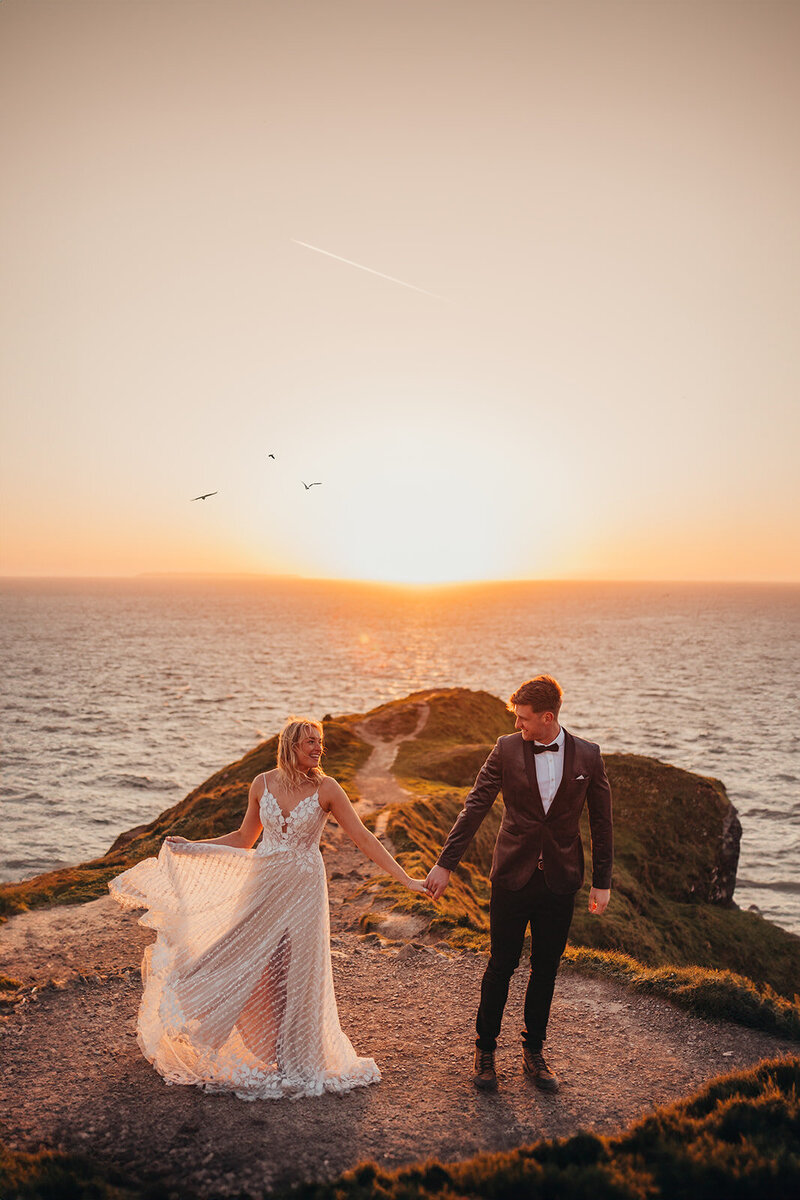 couple elope on cliffs