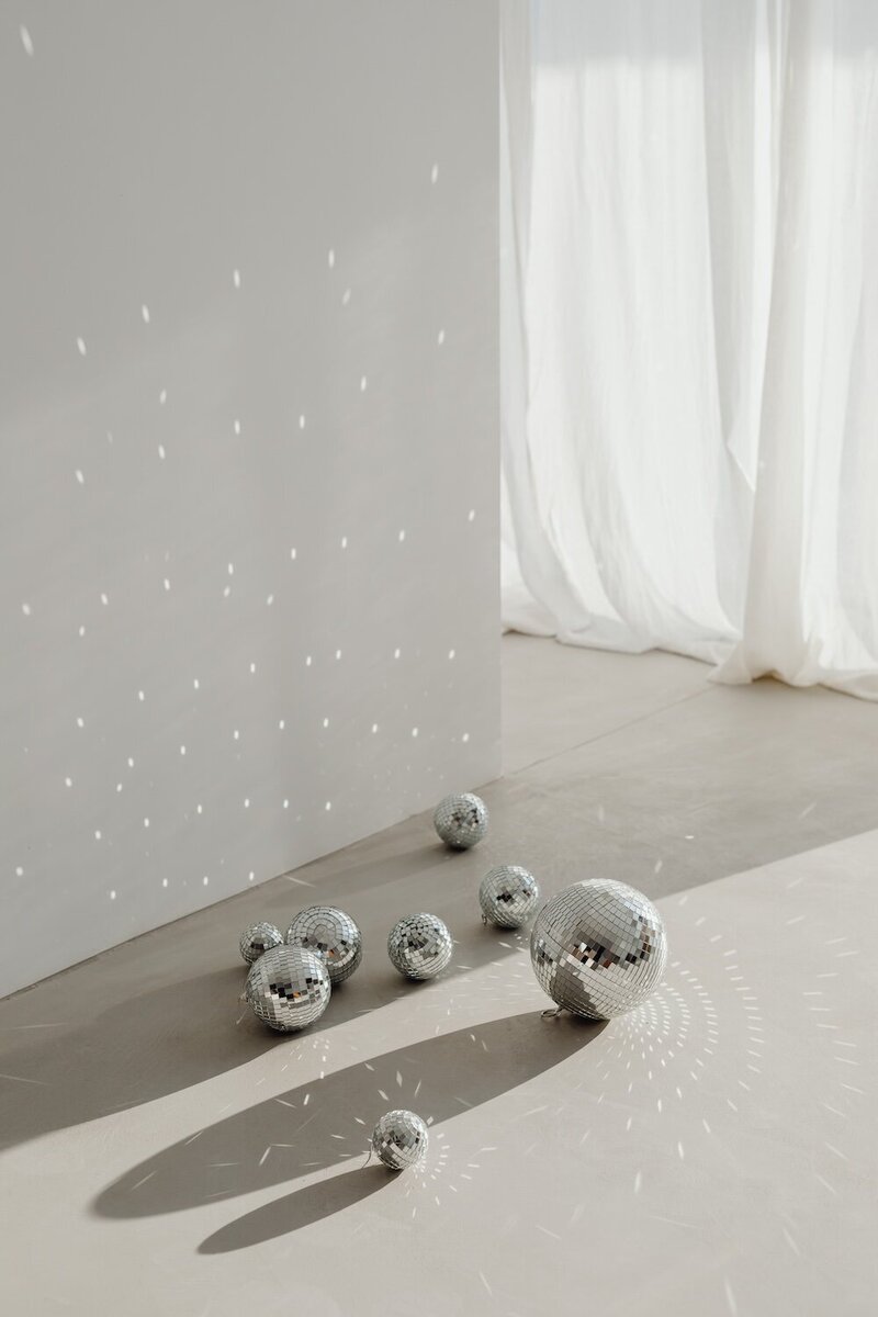 kaboompics_new-years-eve-party-mess-confetti-disco-balls-29311