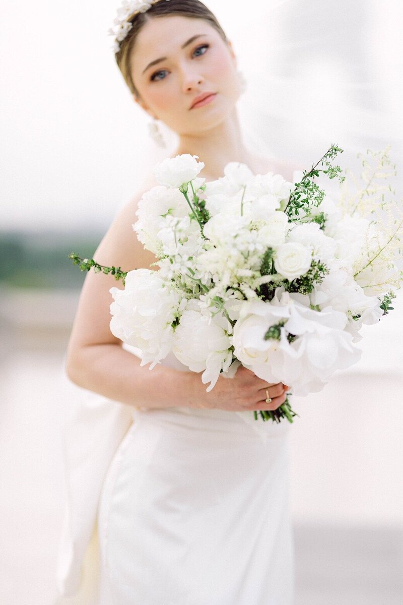 bride-with-bouquet-naturals-flowers
