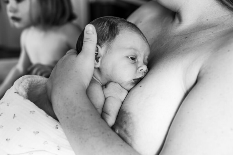 seance photo nouveau ne a domicile - photographe famille lifestyle thonon - vanessa amiot