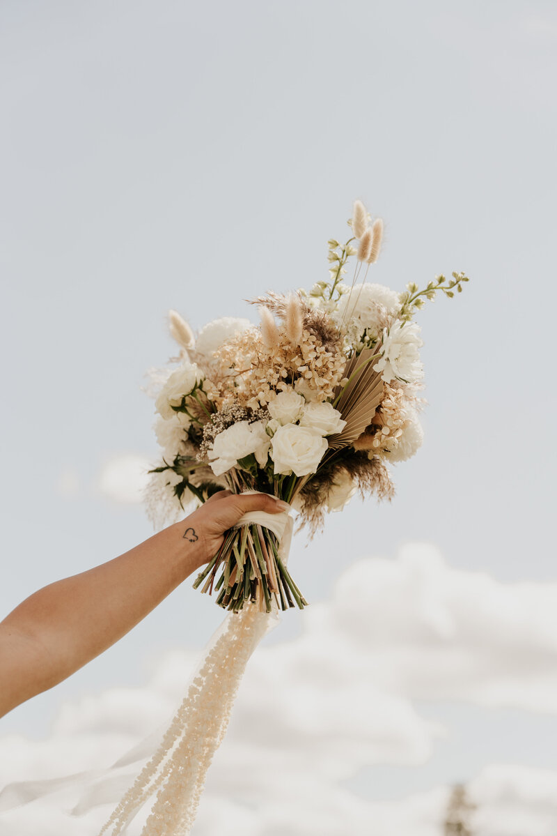 summer modern white barn minnesota wedding-25