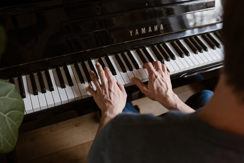 gezinsfoto close up van handen op de piano