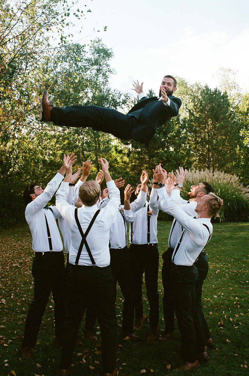 wedding-film-photography-groom-in-the-air-laurianevega