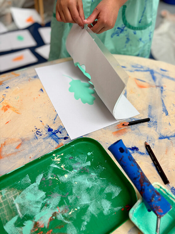 Lauranne-guyomard-intervenante-art-metière-petite-enfance-ecole-motif-nature-peinture-eveil-culturel-