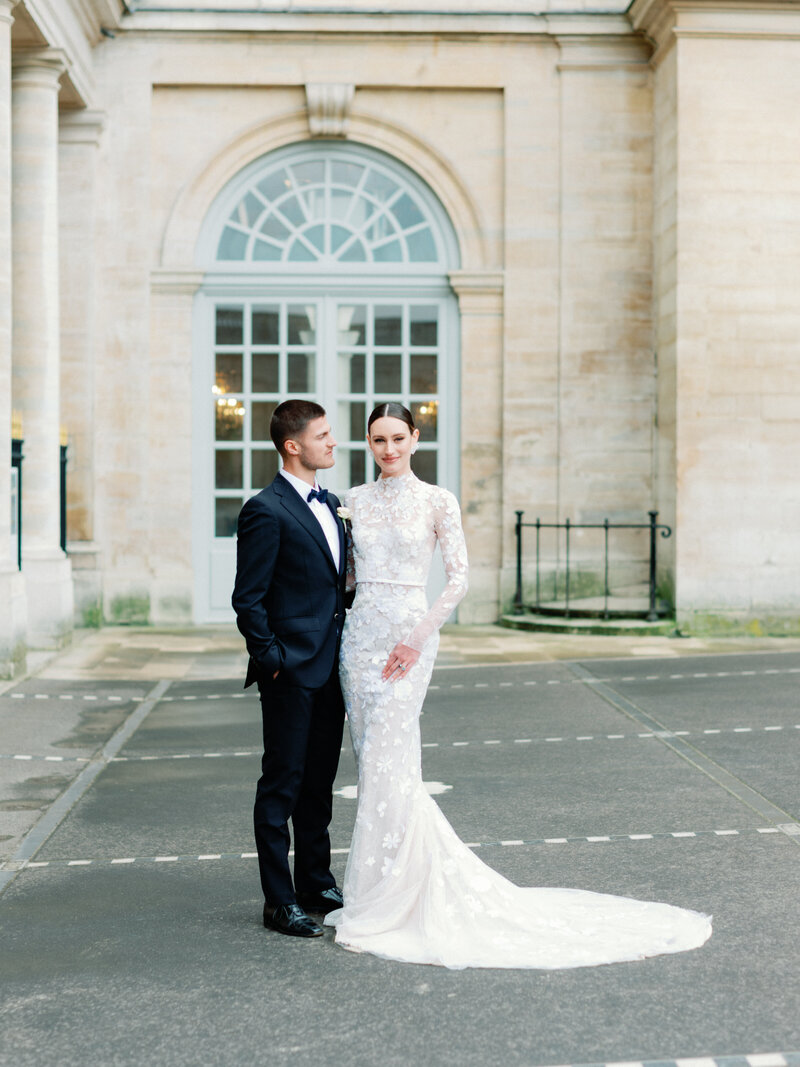 Couple devant la porte, architecture, St Emilion, Aquitaine