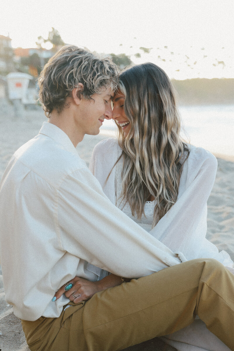 couple kissing at phoenix wedding