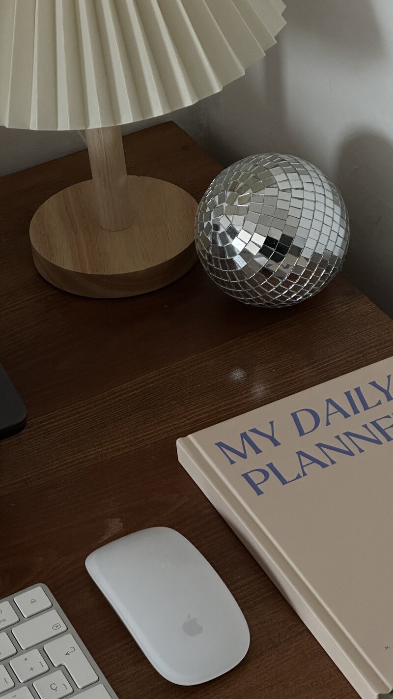Jolie petite boule à facette sur un bureau en bois pour s'ambiancer lors d'un audit SEO à Angers