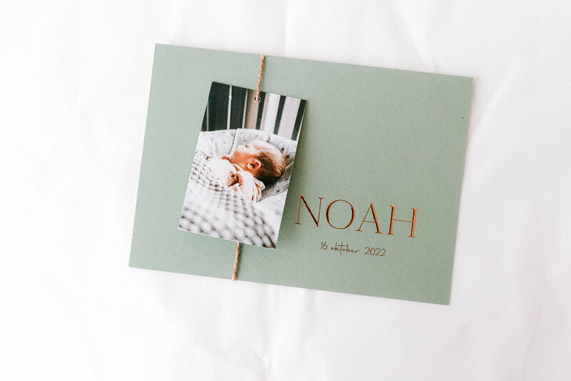 Enkel-geboortekaartje-Noah-groen-koperfolie-fotolabel