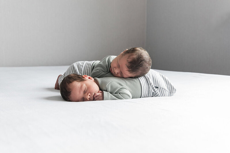 newbornshoot tweeling fotograaf hoorn
