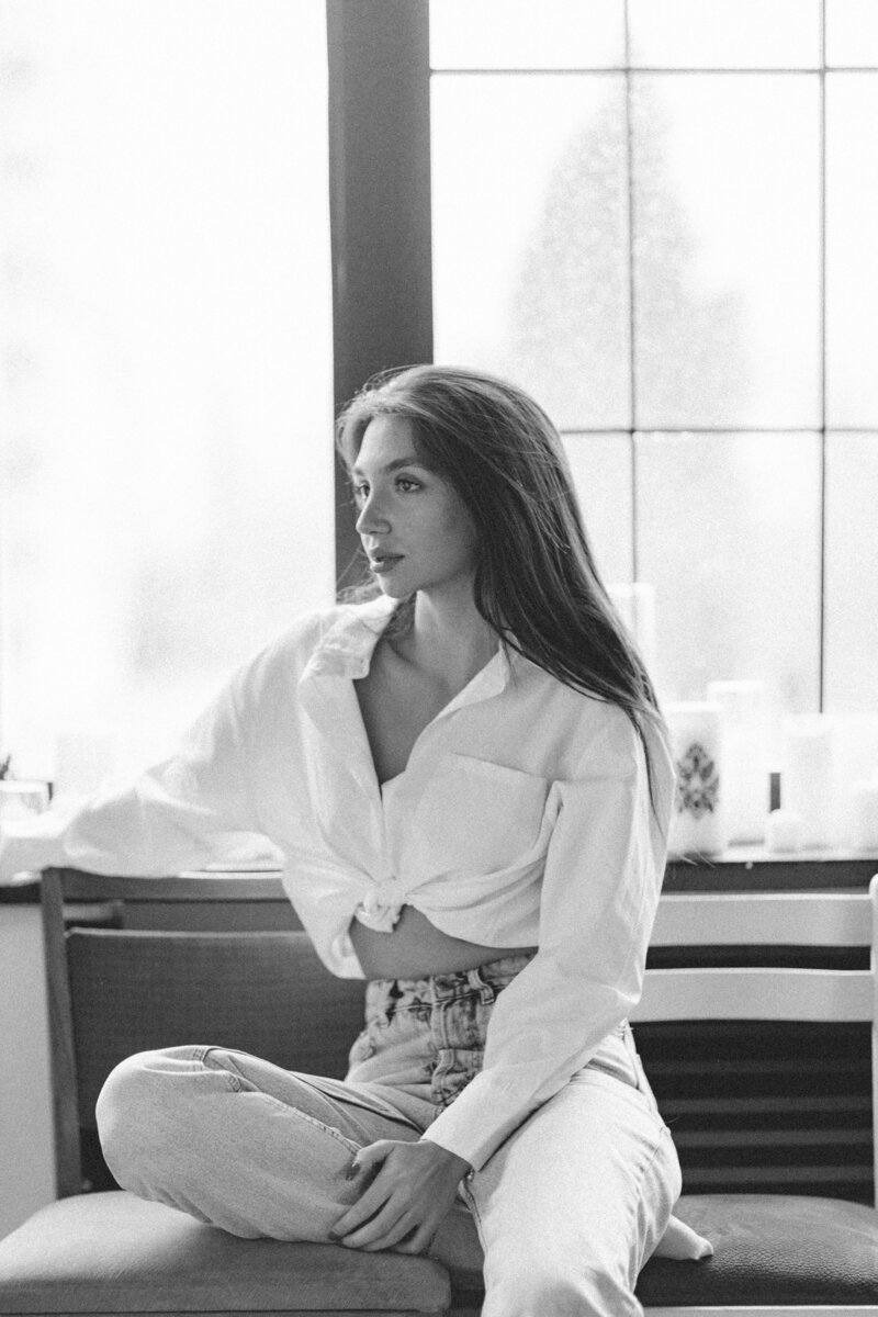 A black & white image of a woman smiling. Which is the kind of happiness that can come from therapy for women in Manhattan. Working with a female therapist as a part of counseling specifically for women can give you a brighter outlook in New York.