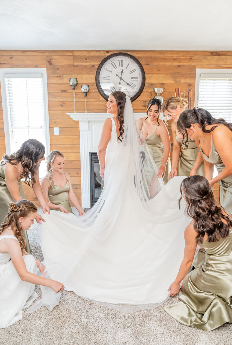 Pittsburgh bride with her bridesmaids getting ready