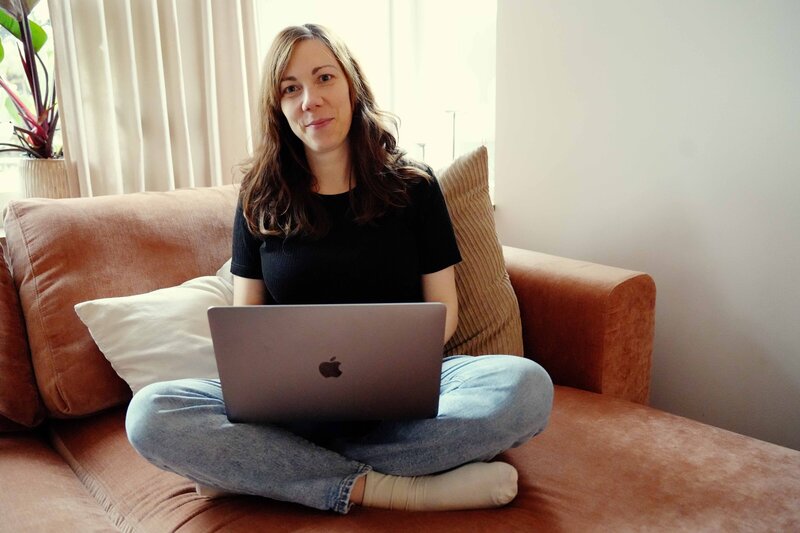 Ulrika Marwick sitter på soffan med laptop