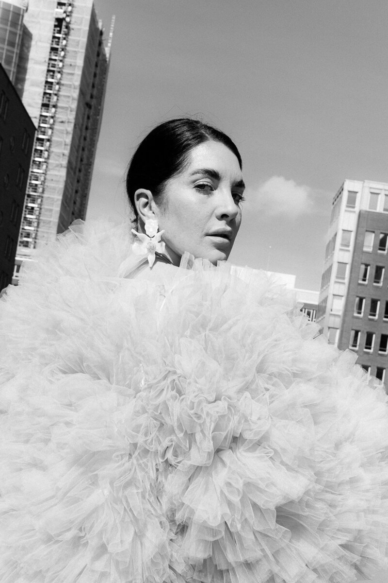 Nahaufnahme einer Braut mit voluminösem Tüll-Outfit – modernes Bridal Editorial in Hamburgs Innenstadt