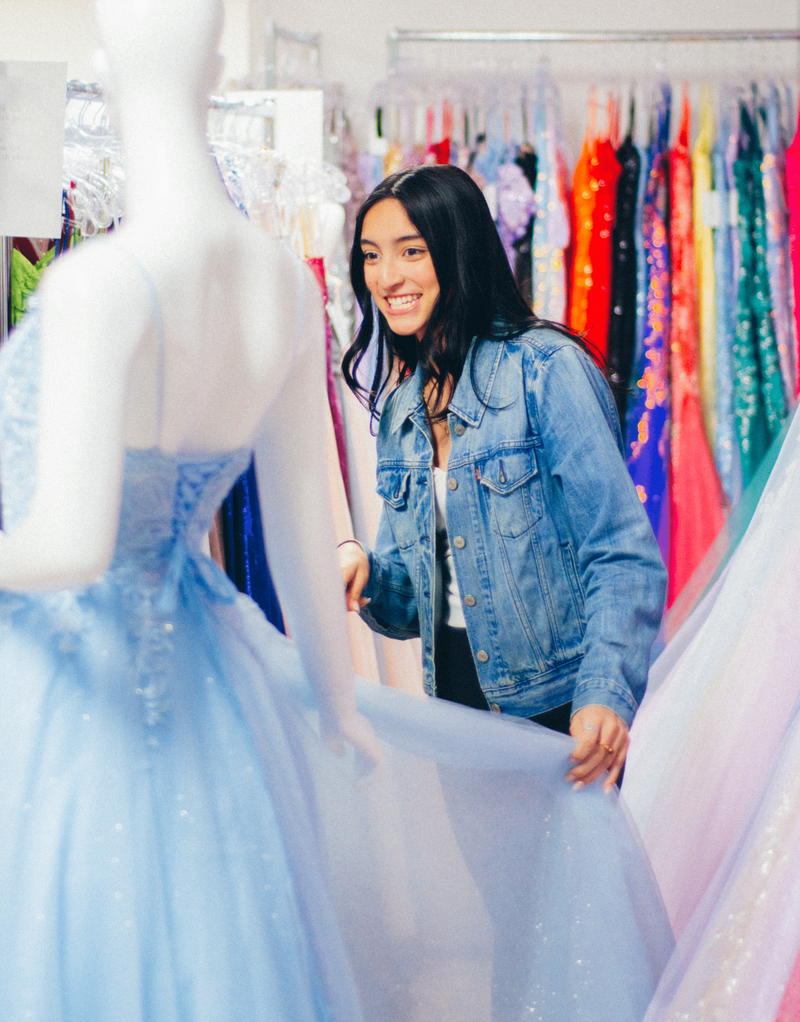 Shopping Friends Browsing | Lucia Isabel