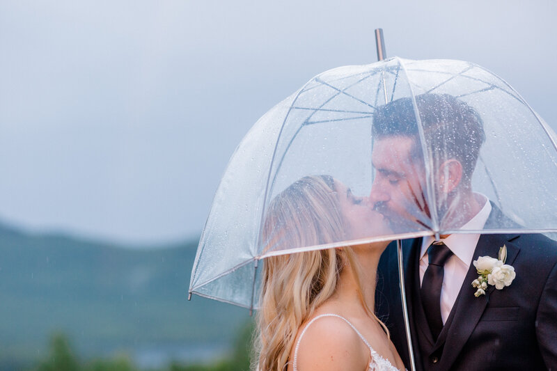 wedding-rain-plan-umbrella-photo