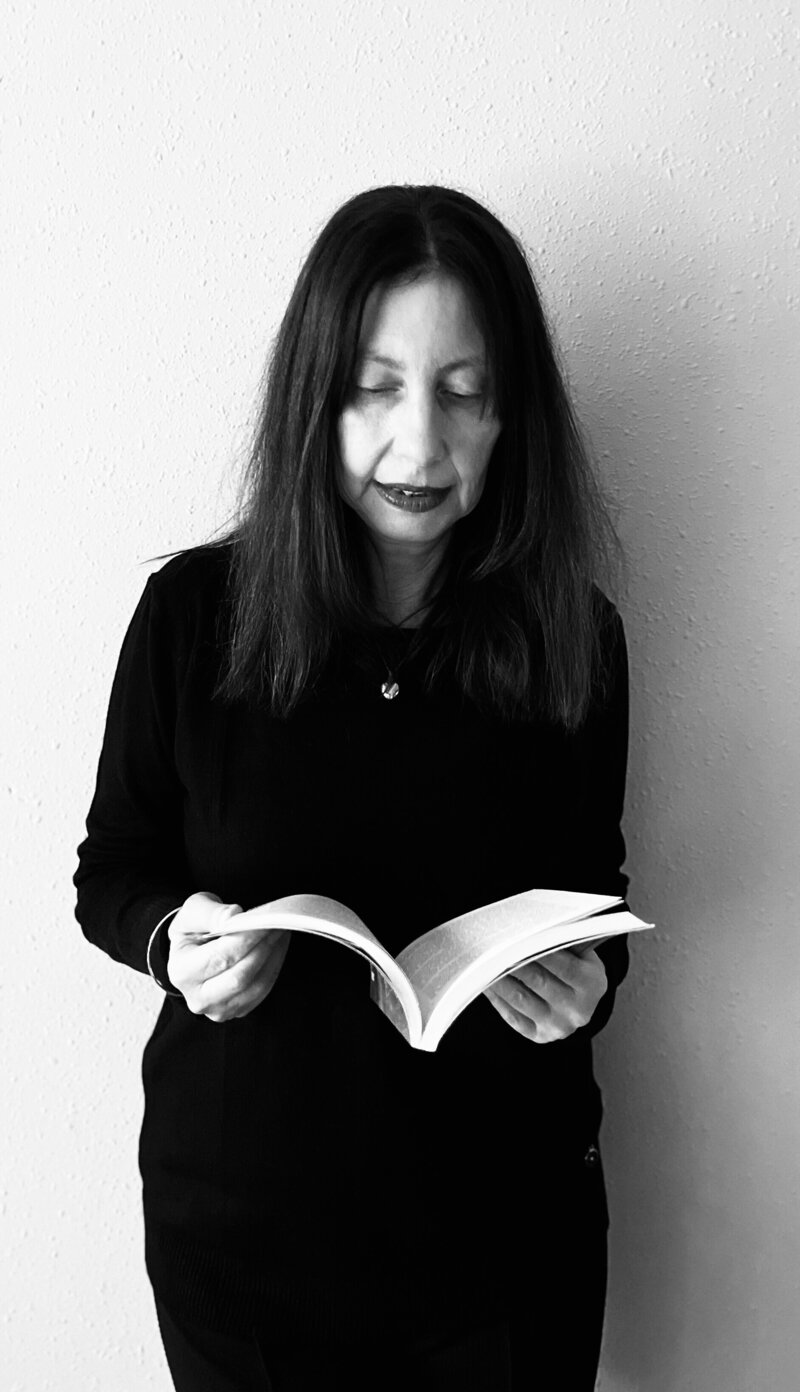 Betina Cunado, The Copywriter Translator reading a book