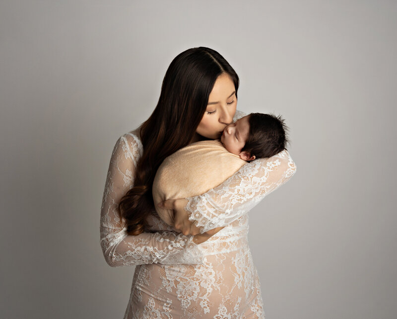 newbornmotherhoodmothersdayseniorssessionsbestphotographertudiofamilybirthdaynewbornboyamilynewborngirlfirstbirthdayportraiturephotographystudioportraitsnewborngirlboyfamilyEvaMaganaPhotographychildphotographer (3 of 6)