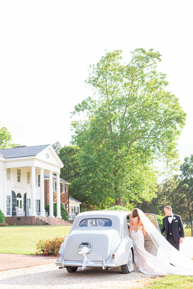 vintage car grand wedding exit with couple