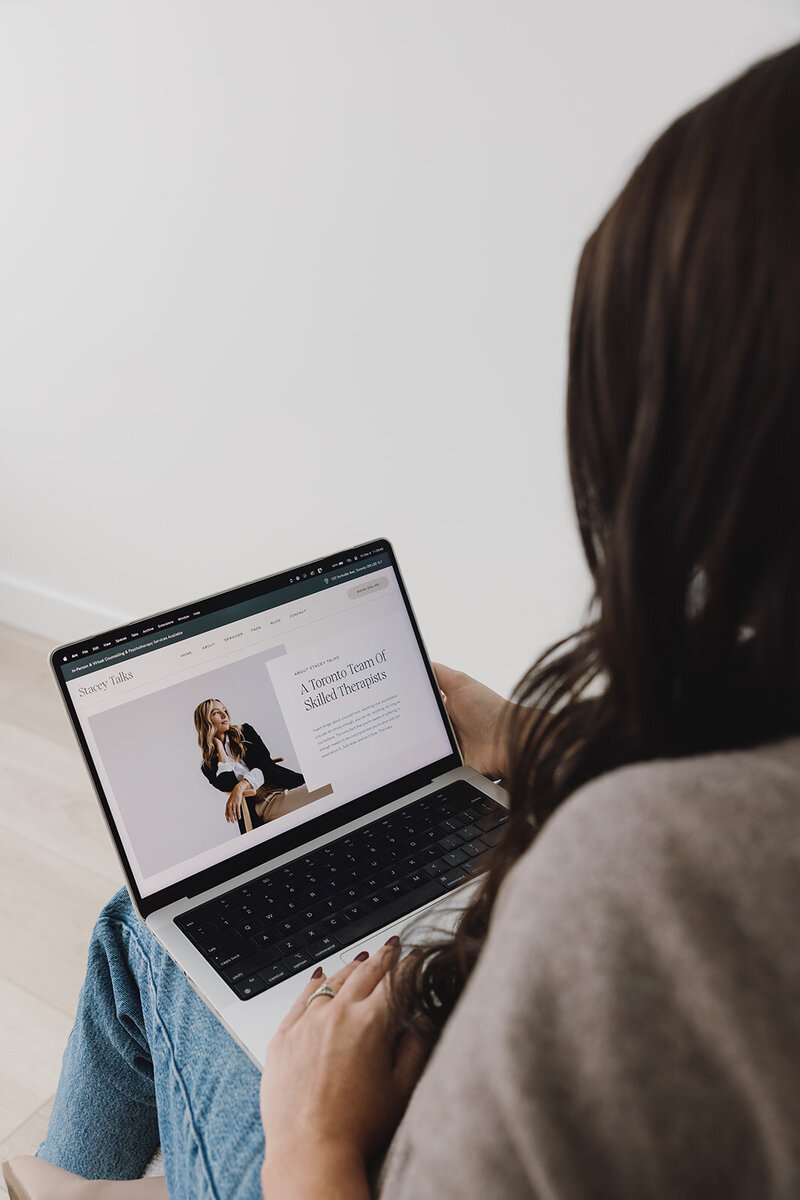 Danielle looking at a website on her laptop