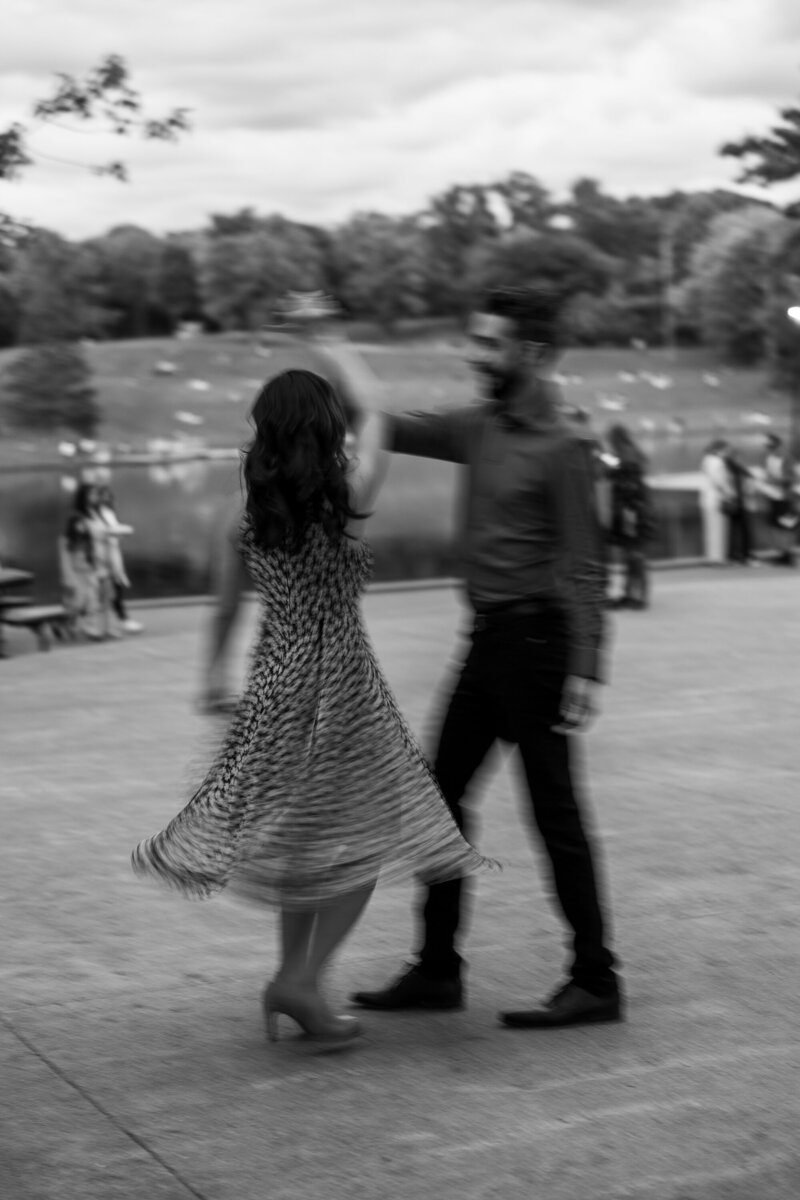 Couple en mouvement au Lac des Castors de Montréal - Photographe de fiançailles de Montréal