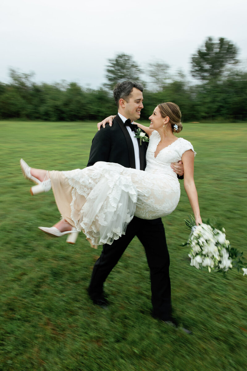 bride-and-groom-in-love-lavender-on-the-lake-wedding-photographer