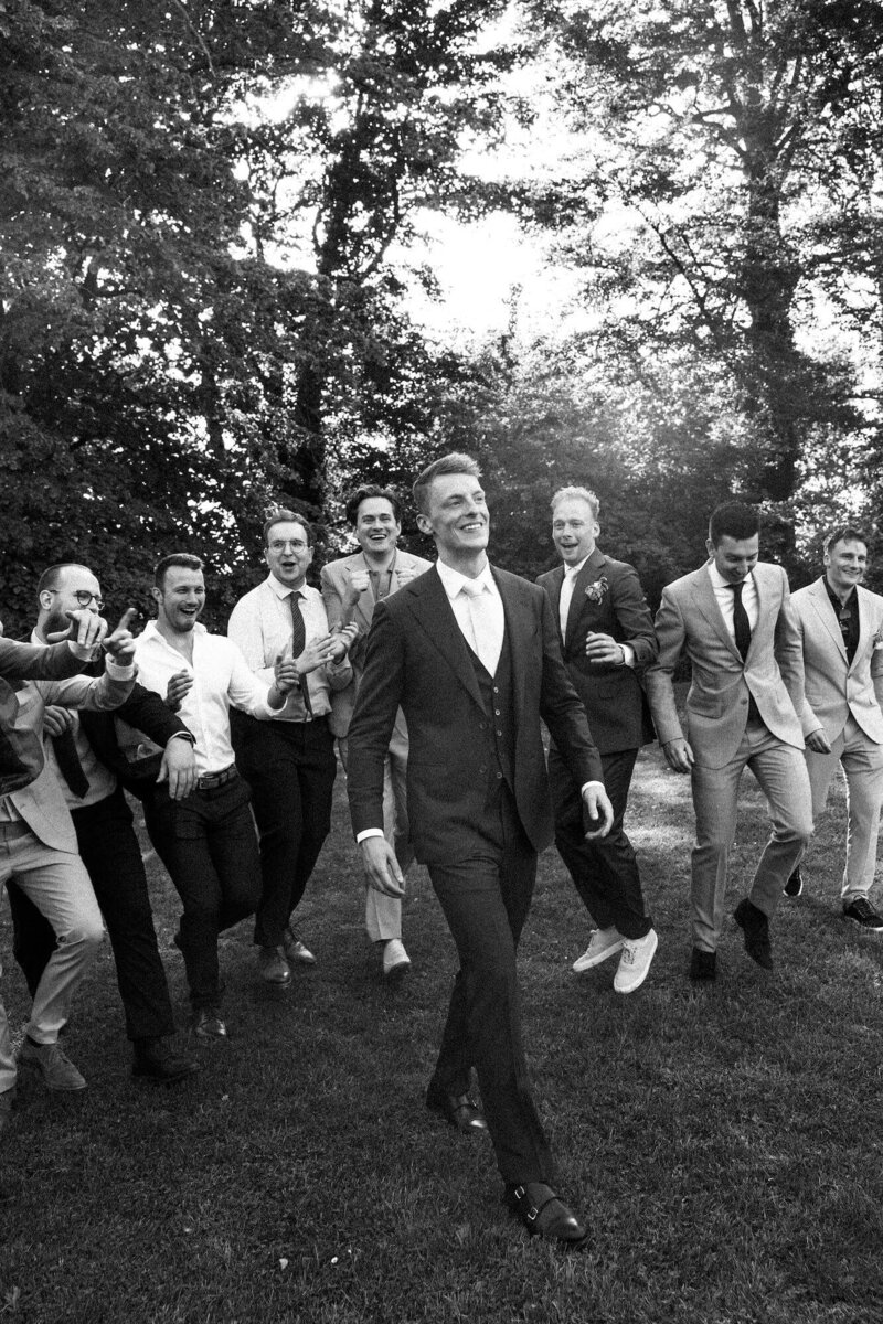 Bruidegom met groep vrienden door trouwfotograaf Linda Photography