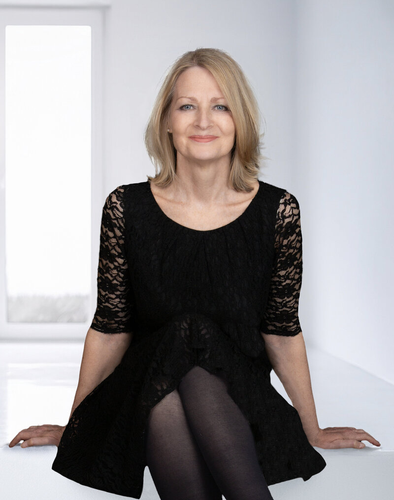 Cognitive Hypnotherapist and Confidence Coaching Laurie Harvey. How to boost your confidence and self-esteem for midlife women transformative online course - Your Next Step Forward