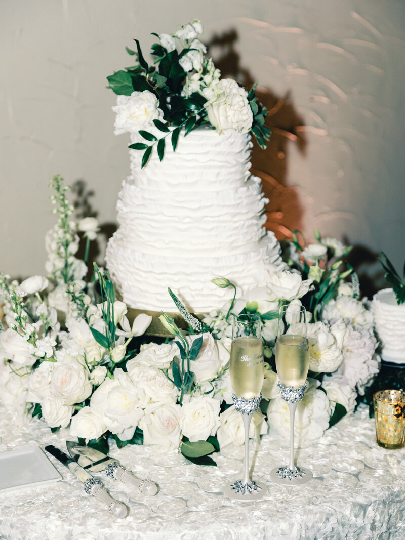 Wedding-at-Lajitas-Golf-Resort-Texas-2023-Coombes-Melanie-Julian-Photography-06-Reception-05Cake-1