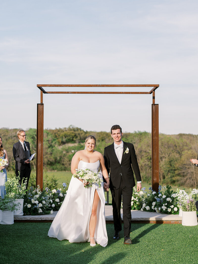 timeless-wedding-ceremony-dallas-outdoor-lazy-s-hacienda-venue-28
