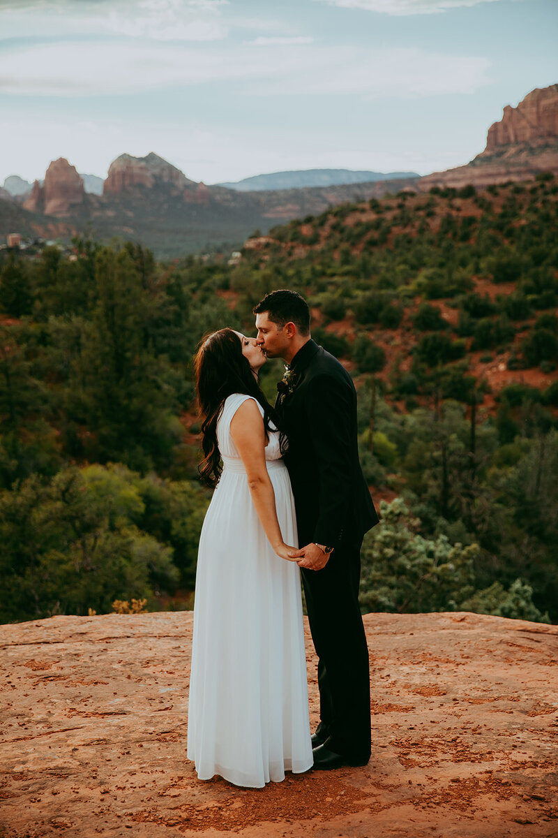 couple in sedona kissing